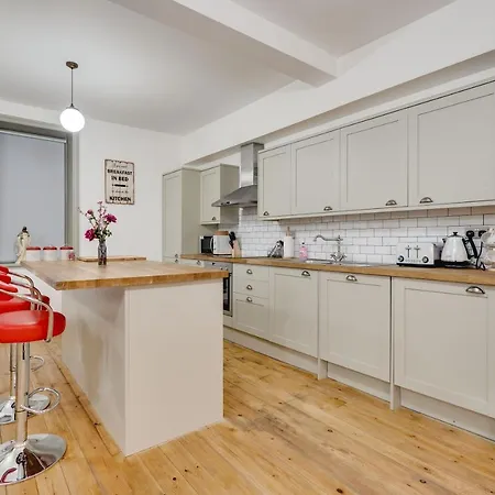 Apartament Queens Ajy City Centre *